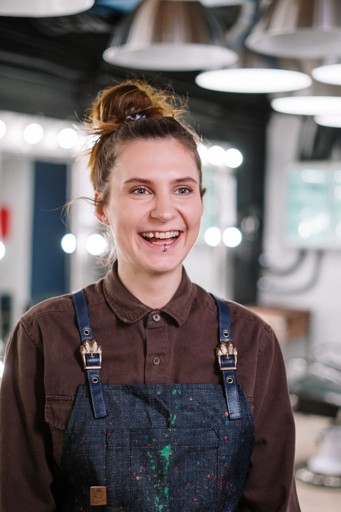 Profissional sorridente, atendendo no próprio espaço de trabalho