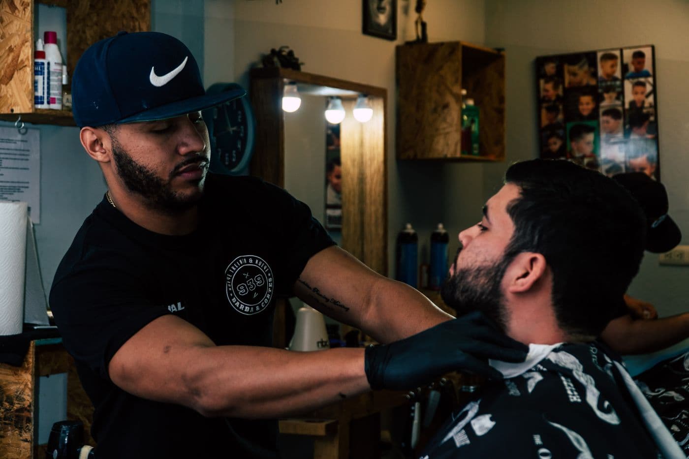 Barbeiro finalizando um corte em barbearia moderna
